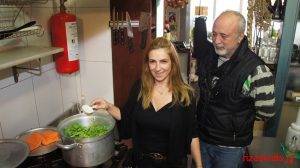 “Γεύσεις Κρήτης” Χοιρινό με σέλινο στην Αγία Μαρίνα από την έμπειρη νοικοκυρά Ελένη