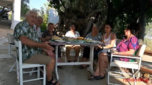 “Γεύσεις Κρήτης” των “Χ.ν.” με δύο έμπειρες νοικοκυρές στη Σκλαβοπούλα και γνωριμία με το χωριό