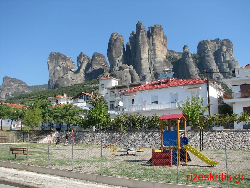 Οι παλιές φωτογραφίες, όταν συνοδεύονται από λίγες ουσιαστικές λέξεις, αποκτούν ψυχή και γίνονται μικρές μαρτυρίες μιας ολόκληρης εποχής. Αυτό κάνουν οι “Ρίζες Κρήτης”