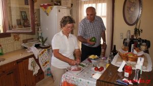 “Γεύσεις Κρήτης” στην Αγία Μαρίνα – Ιούνιος 2013 – Κεφτέδες με χοντρές τηγανιτές πατάτες και σάλτσα 