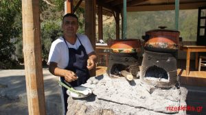“Γεύσεις Κρήτης” Μελιτζάνες με χόνδρο στην παρασκιά στην ταβέρνα “Ντουνιάς” στα Κεραμιά – Ιούλιος 2013