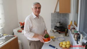 “Γεύσεις Κρήτης” – Κολοκύθια με αυγά από τον δραστήριο λαογράφο Γιάννη Σκουλούδη – Ιούνιος 2013